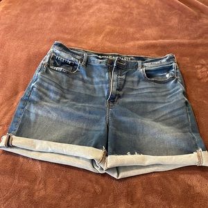 AMERICAN EAGLE mom shorts